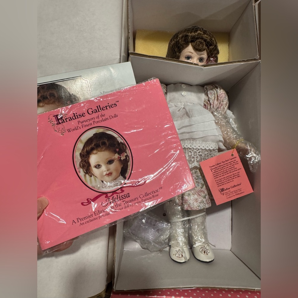 SOLD✨PARDISE GALLERIES Melissa Floral Porcelain Doll with Lace Dress - Picture 2 of 9
